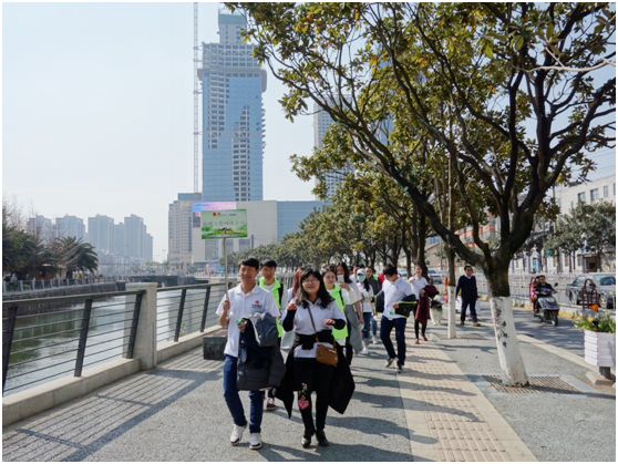 一路上，志愿者把“學雷鋒踐行動 樹新風做好事 做志愿者”的精神傳揚到大街小巷，把雷鋒為人民服務的志愿精神帶到城市的每個角落。