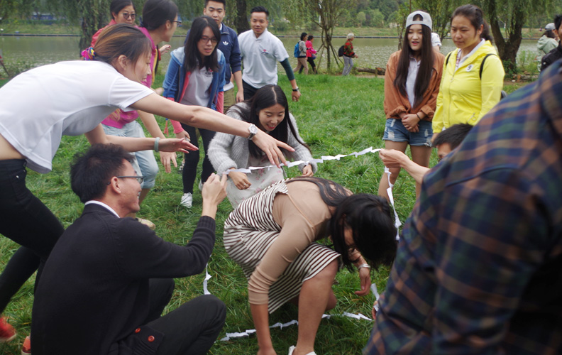 接下來，鍛煉團(tuán)體攜手合作的小活動：傳送門跨越、蒙眼繞開障礙物、跨越橫線等游戲，在現(xiàn)場老師的帶領(lǐng)下徐徐展開。